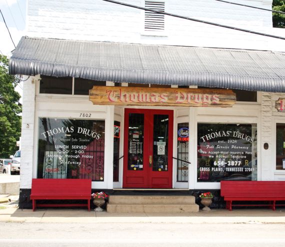 Post image for Thomas Drugs Old Time Soda Fountain Operating Since 1930 in Crossplains,TN