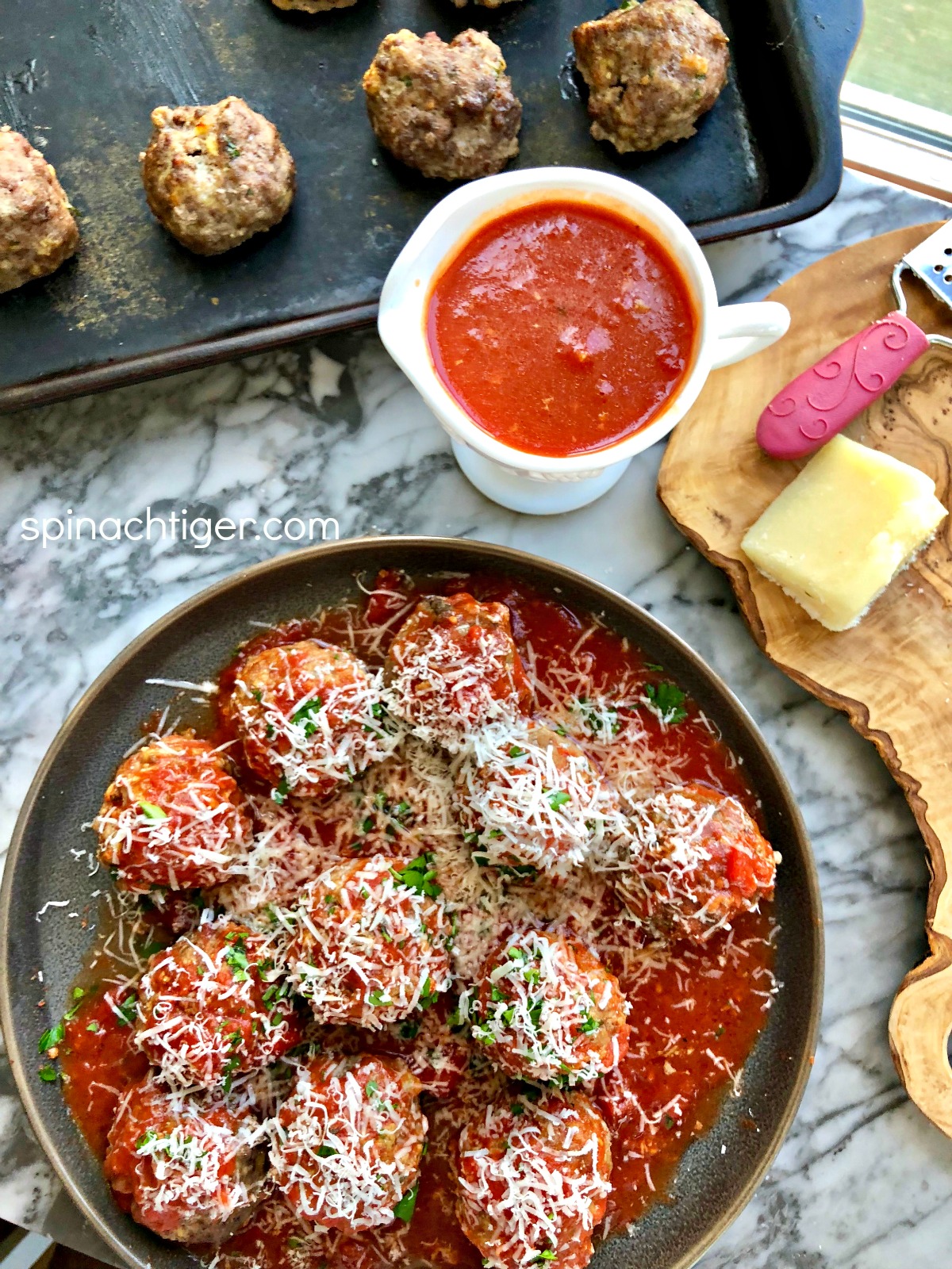 Keto Meatballs with Homemade Sauce from Spinach TIger