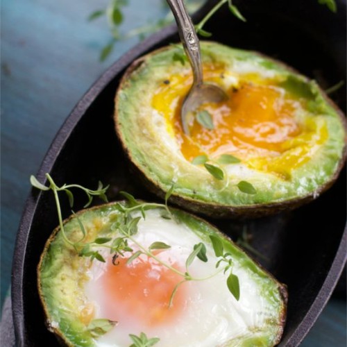 avocado with baked eggs