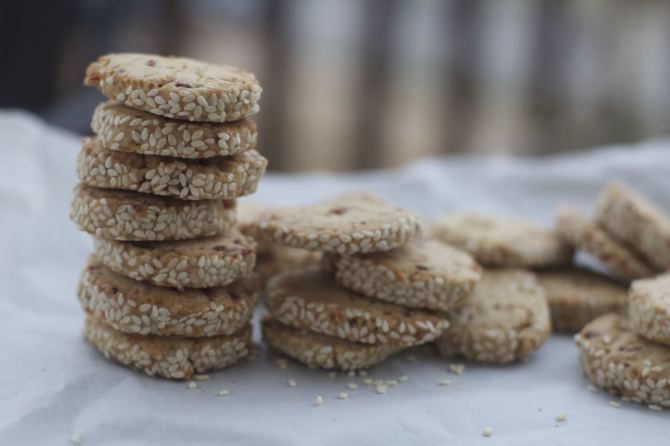 Italian Date Cookies with Sesame Seeds (Biscotti ai Datteri)