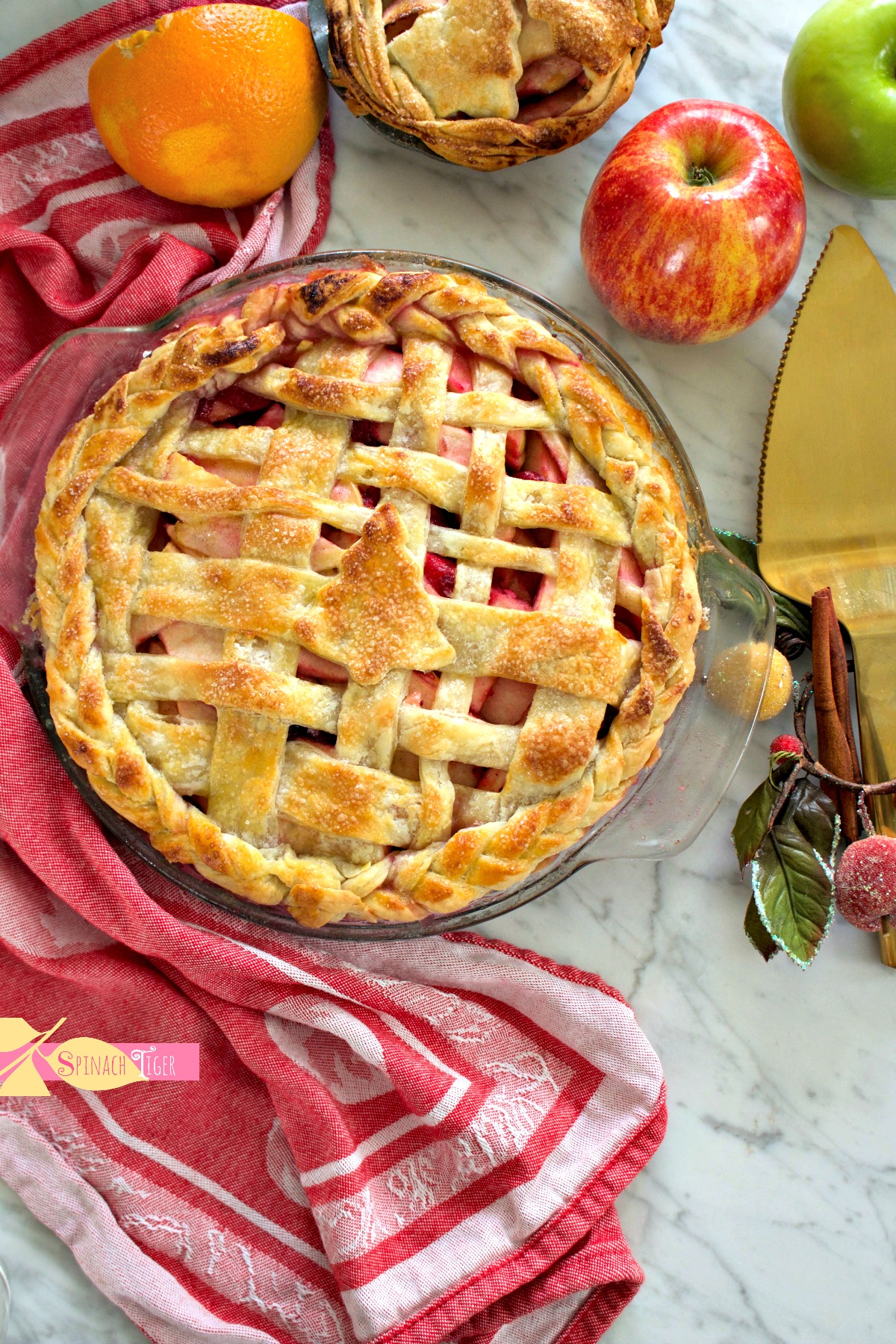 Christmas Apple Pie with decorative pie crust from Spinach Tiger