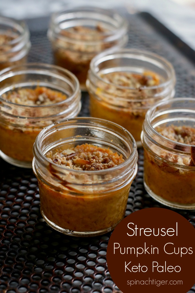 Keto crustless pumpkin pie cups, pecan streusel #spinachtiger #pumpkin #pie #jars #streusel