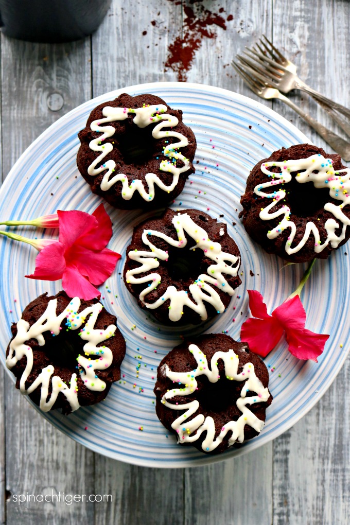 Keto Chocolate Bundt Cakes from Spinach Tiger