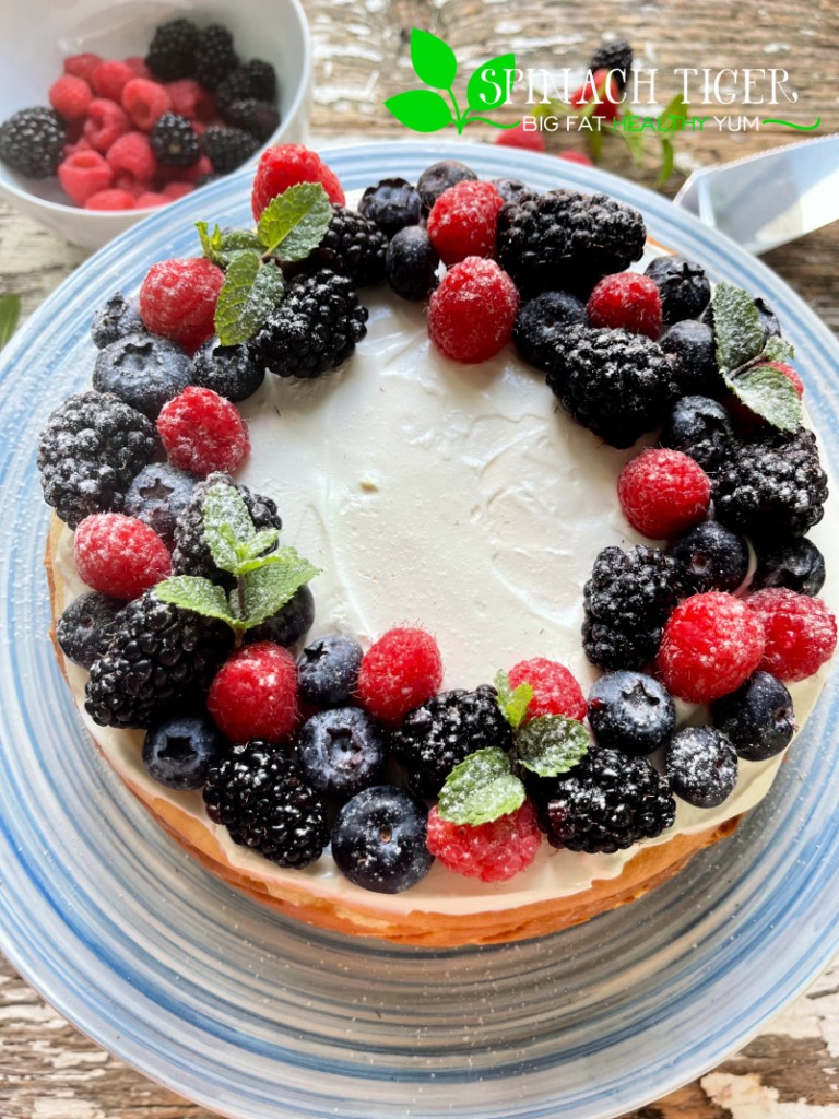 Keto New York Cheesecake with Fruit wreath from Spinach TIger