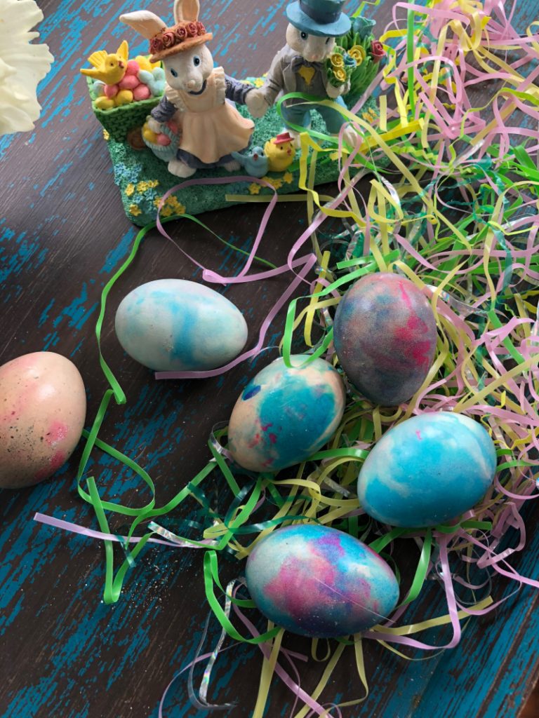 How to Color Eggs for Easter with Whipped Cream (Video)